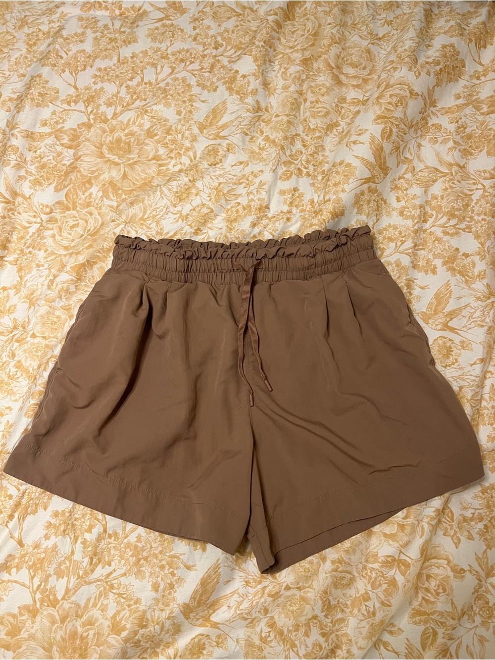 Women’s M Target All In Motion brown pleated shorts